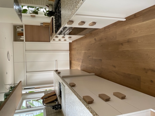 Kitchen Goals with a touch of nature. Wood and White