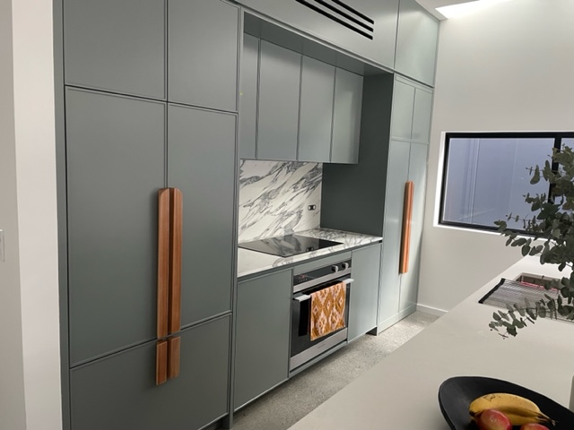 Incredible combination of the Custom Hira Rounded Corners and Hira straight handle for this beautiful kitchen